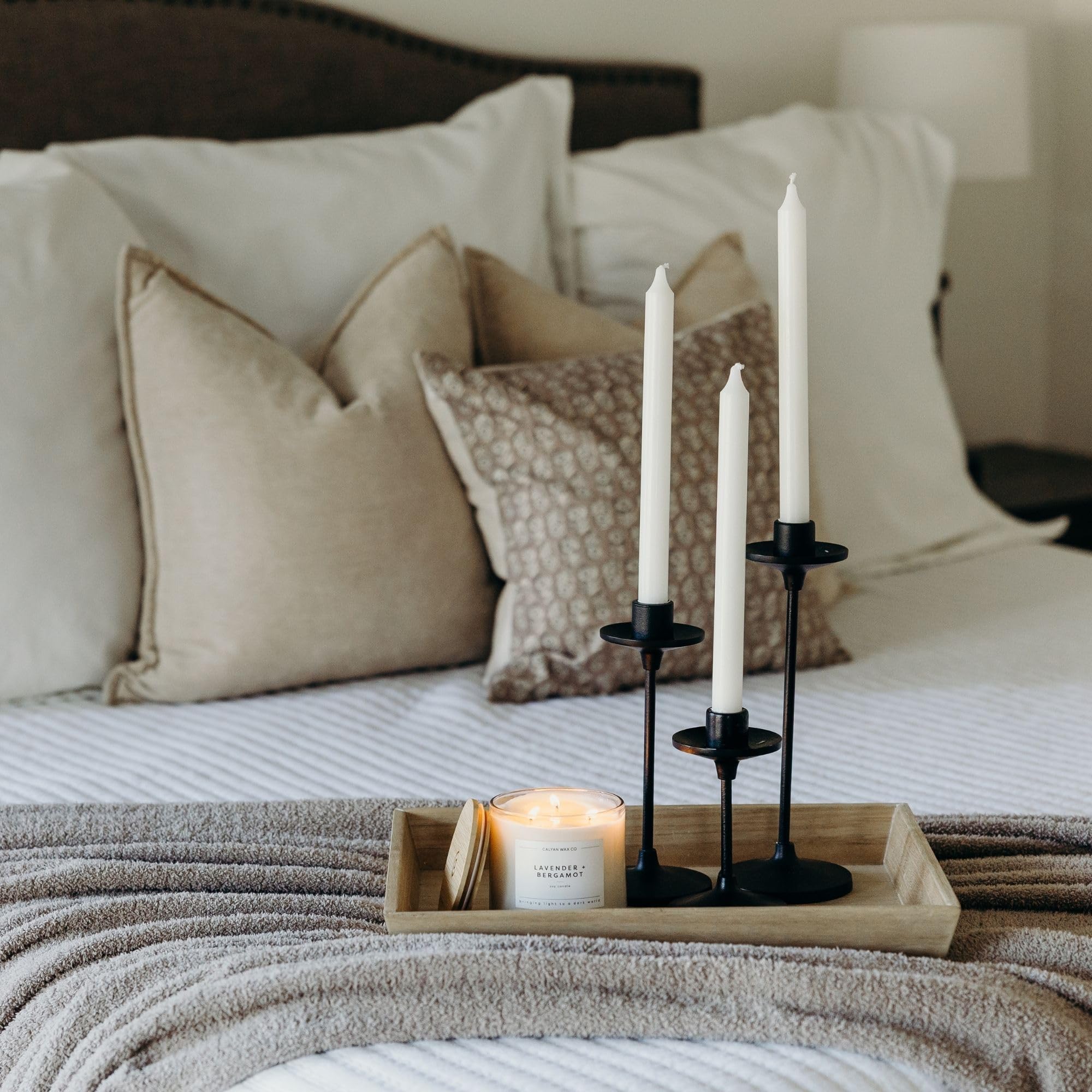Éclairage doux Calyan Wax Co Lavande Bergamot dans un intérieur cosy