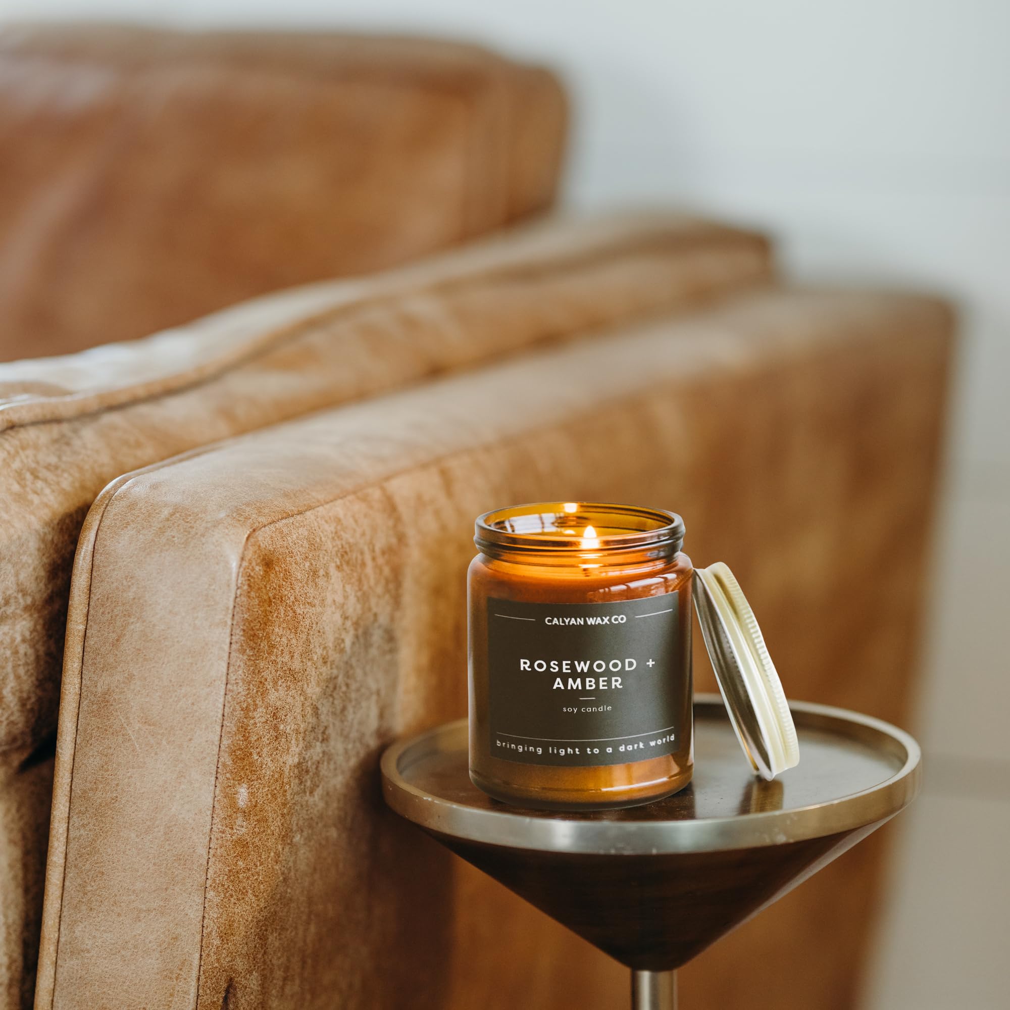 Calyan Wax Co. Rosewood & Amber: emballage cadeau discret et luxueux.