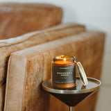Calyan Wax Co. Rosewood & Amber: emballage cadeau discret et luxueux.