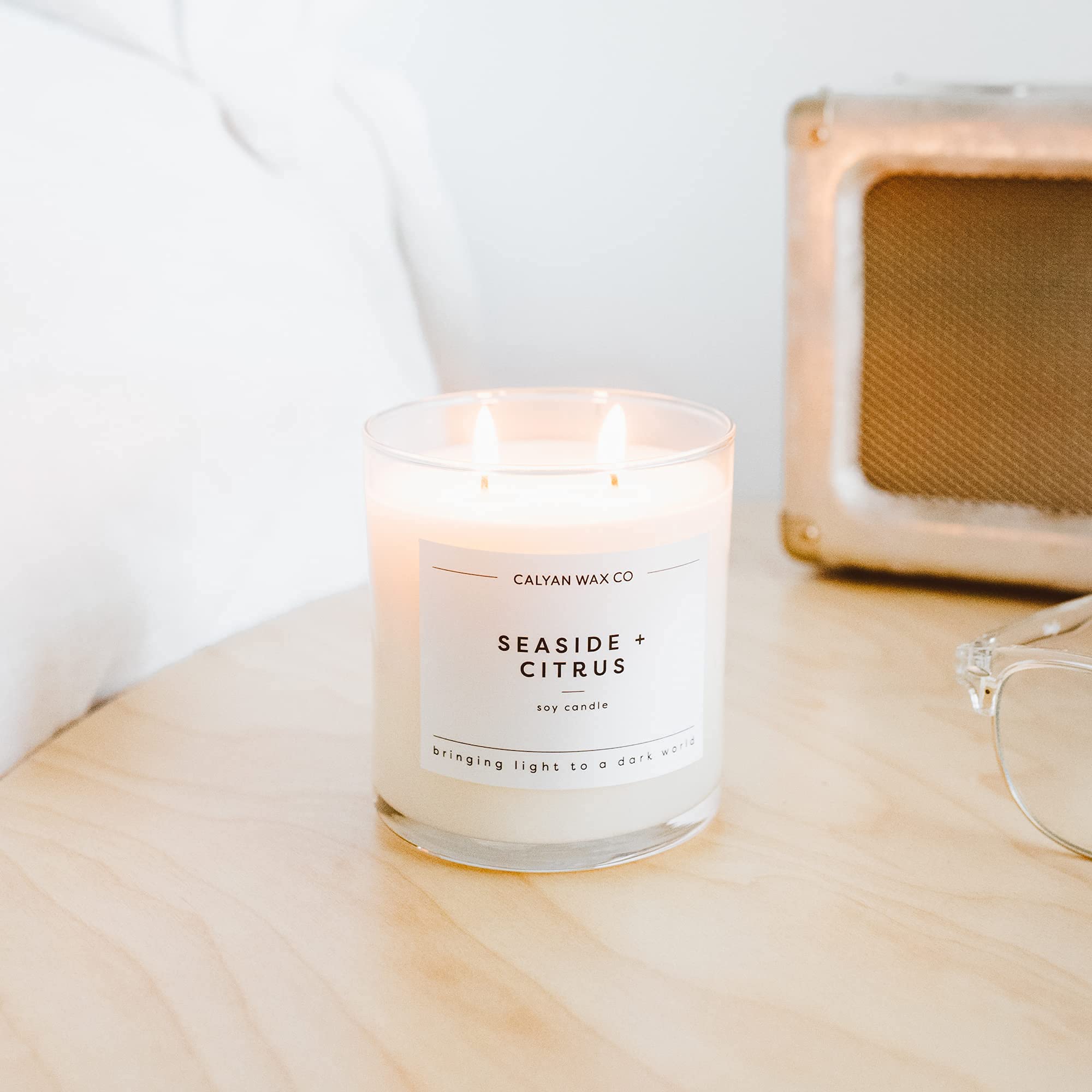 Ambiance salon avec la bougie Seaside & Citrus, parfum subtil et élégant.