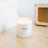 Ambiance salon avec la bougie Seaside & Citrus, parfum subtil et élégant.
