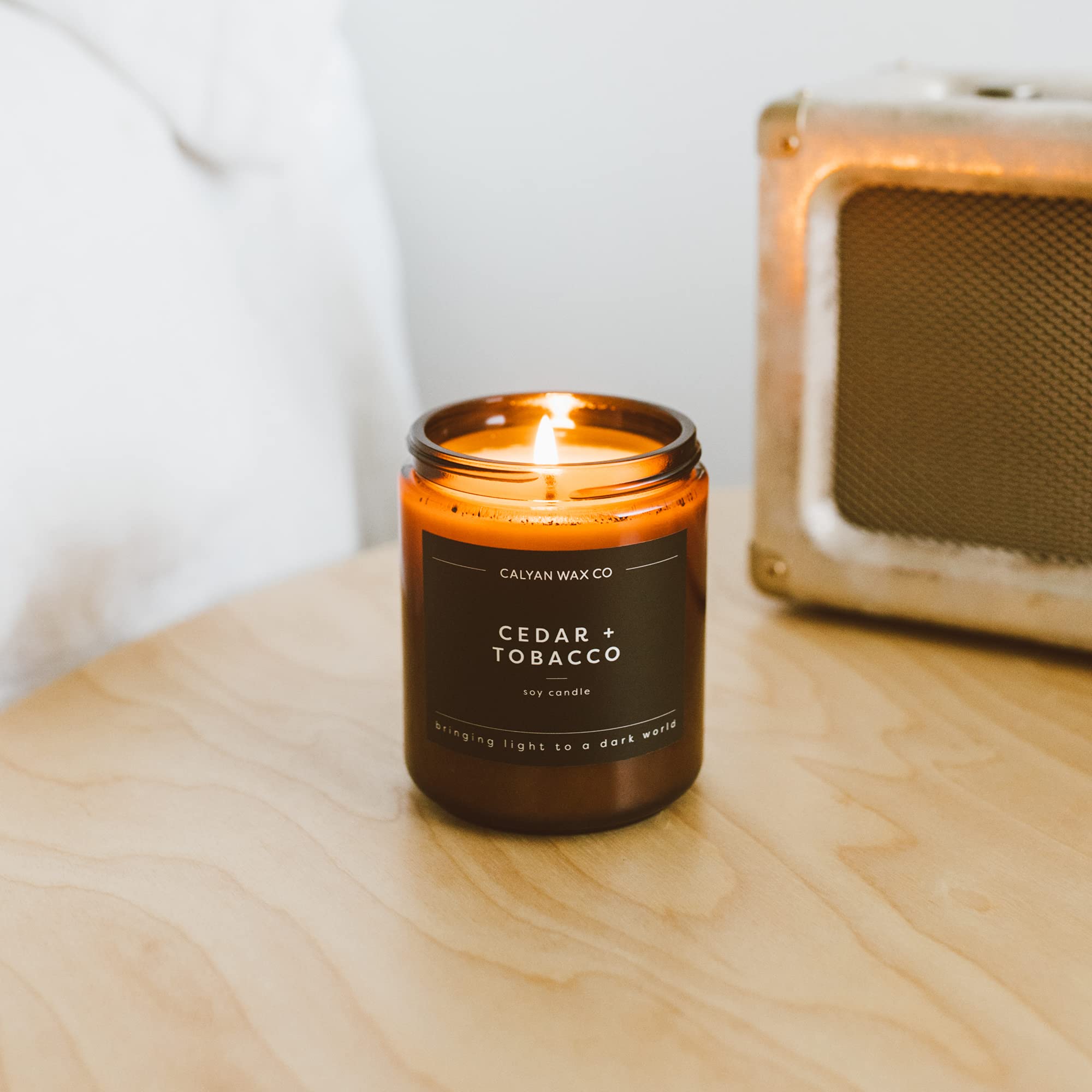 Calyan Wax Co. Verre ambré et parfum durable pour salon moderne.