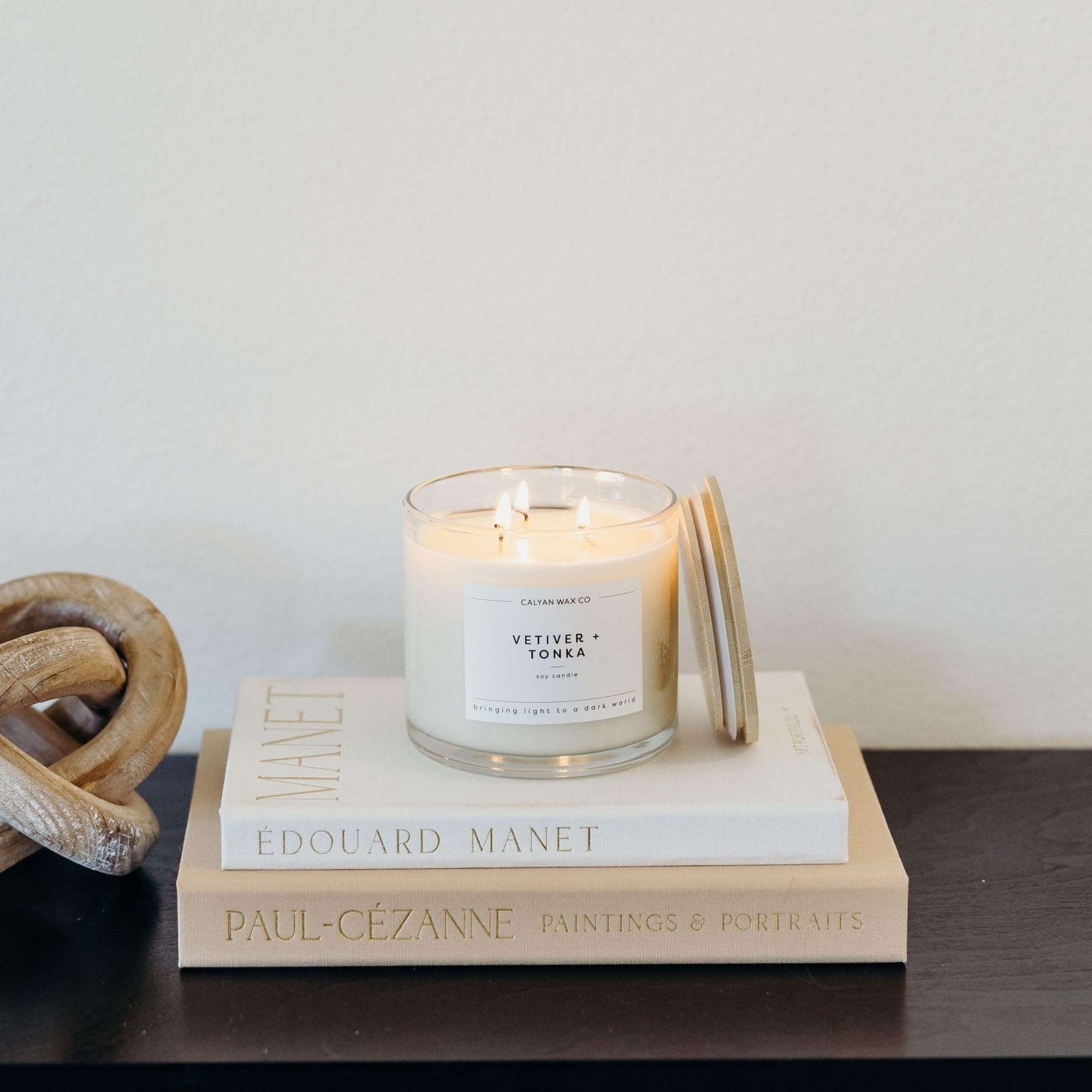 Calyan Wax Co. Vetiver et Tonka, fabriqué aux États-Unis dans le respect de l'environnement.
