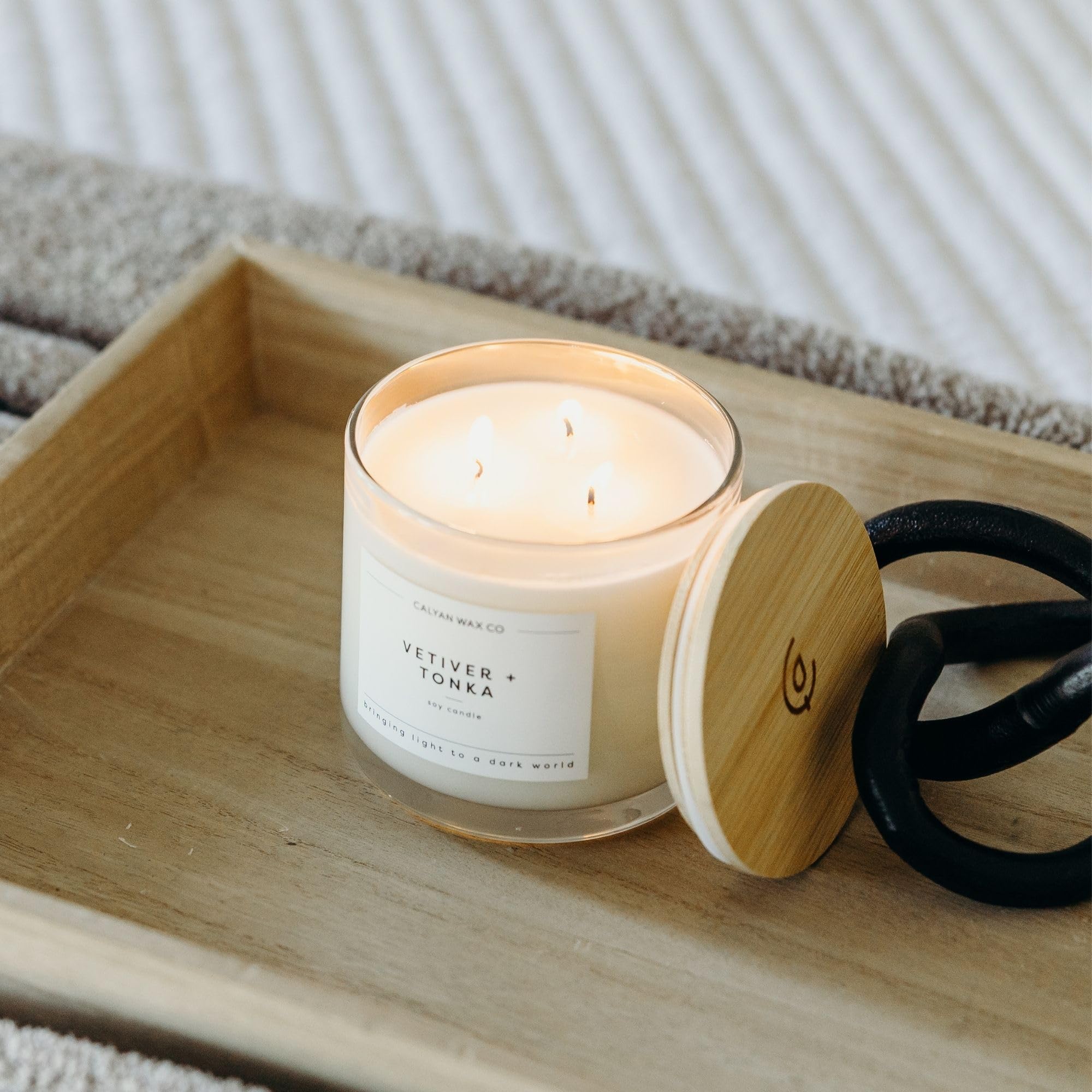 Calyan Wax Co. Vetiver et Tonka, cire 100% soja pour une combustion propre.
