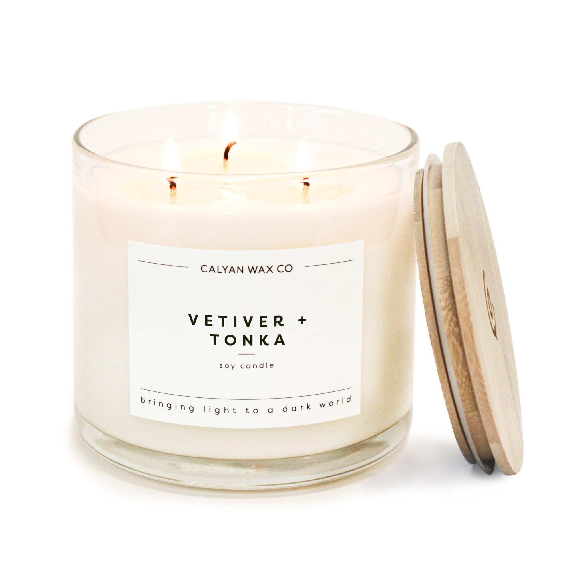 Calyan Wax Co. Vetiver et Tonka, bougie en verre grand illuminant votre salon et durable.