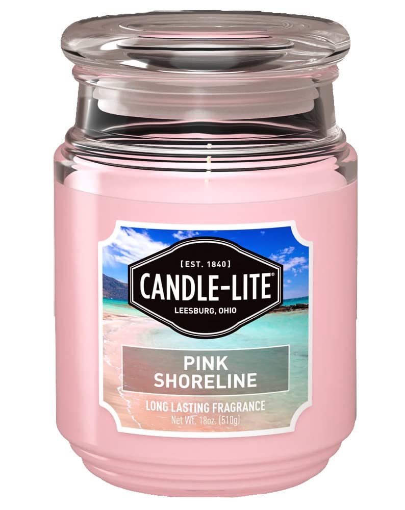 Bougie Candle-Lite Rose Shoreline allumée, crée une ambiance chaleureuse dans le salon.
