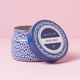 Capri Blue Bougie bleu jean, arôme agrumes et musc blanc pour une atmosphère lumineuse.