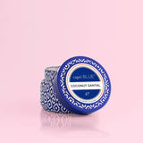 Capri Blue Bougie bleue en jarre signature, ambiance lumineuse et parfum durable.