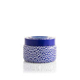Capri Blue Coconut Santal dans sa boîte voyage, parfait pour emporter l’arôme tropical.