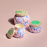 Capri Blue Pattern Play Verre Fruits Tropicaux 19oz: parfum prolongé, décor chic et chaleureux.