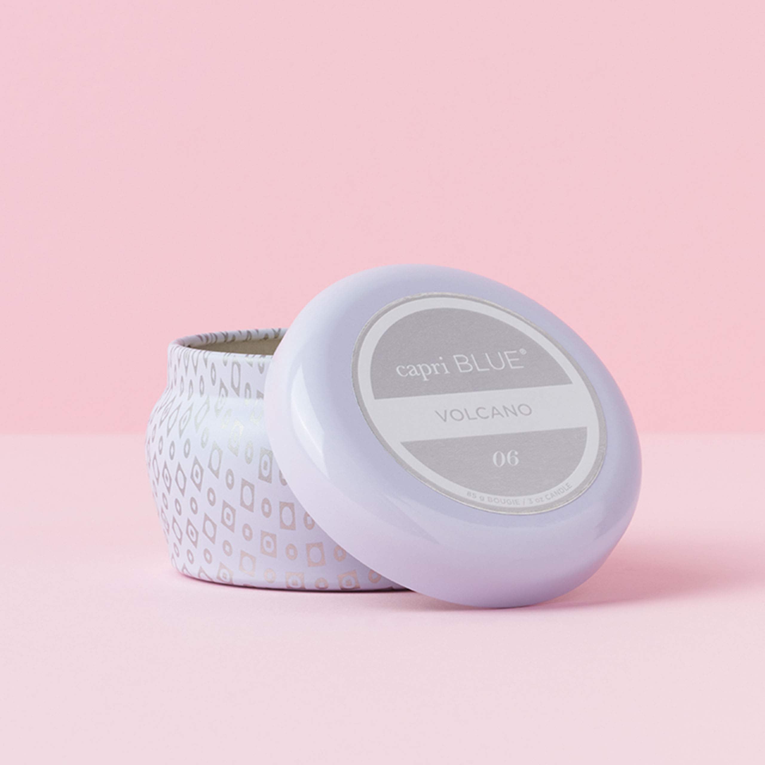 Capri Blue Volcano White Mini Tin - lueur chaleureuse pour une ambiance intime.