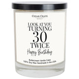 Bougie Cedar Crate Market 60e anniversaire, ambiance festive et chaleureuse.