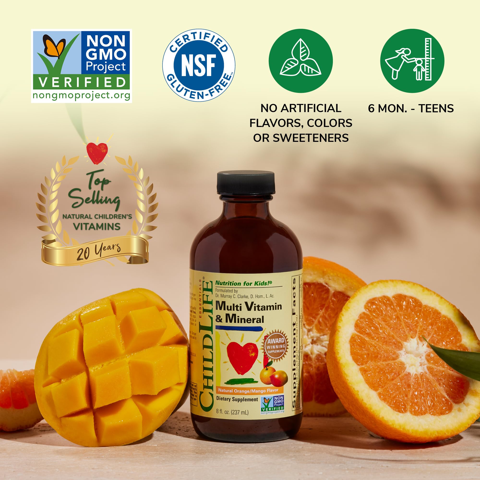 CHILDLIFE ESSENTIALS, enfant souriant près de la bouteille multivitamines