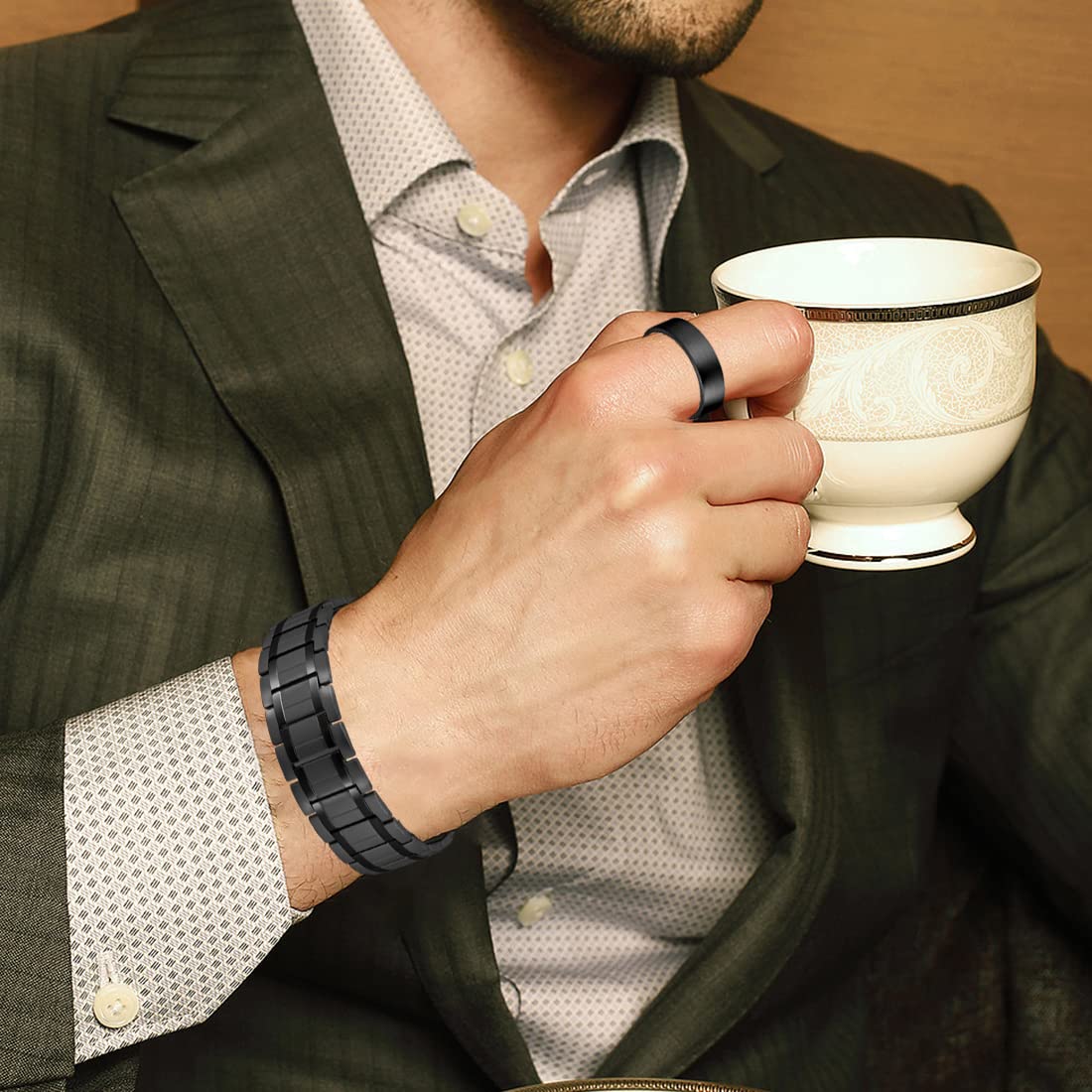 Cigmag bracelet magnétique avec détails soignés et finition mate.