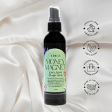 Circe Money Magnet Spray près de l’entrée, diffuse une brume parfumée accueillante.