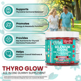 Gommes ThyroGlow près d'un bol de baies, goût myrtille et curcuma apaisant.