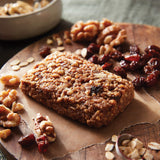 Texture moelleuse avec avoine et raisins, dégustation agréable à chaque bouchée.