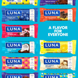 Dégustation de LUNA Bar Chocolat Coco en déplacement pour énergie rapide.