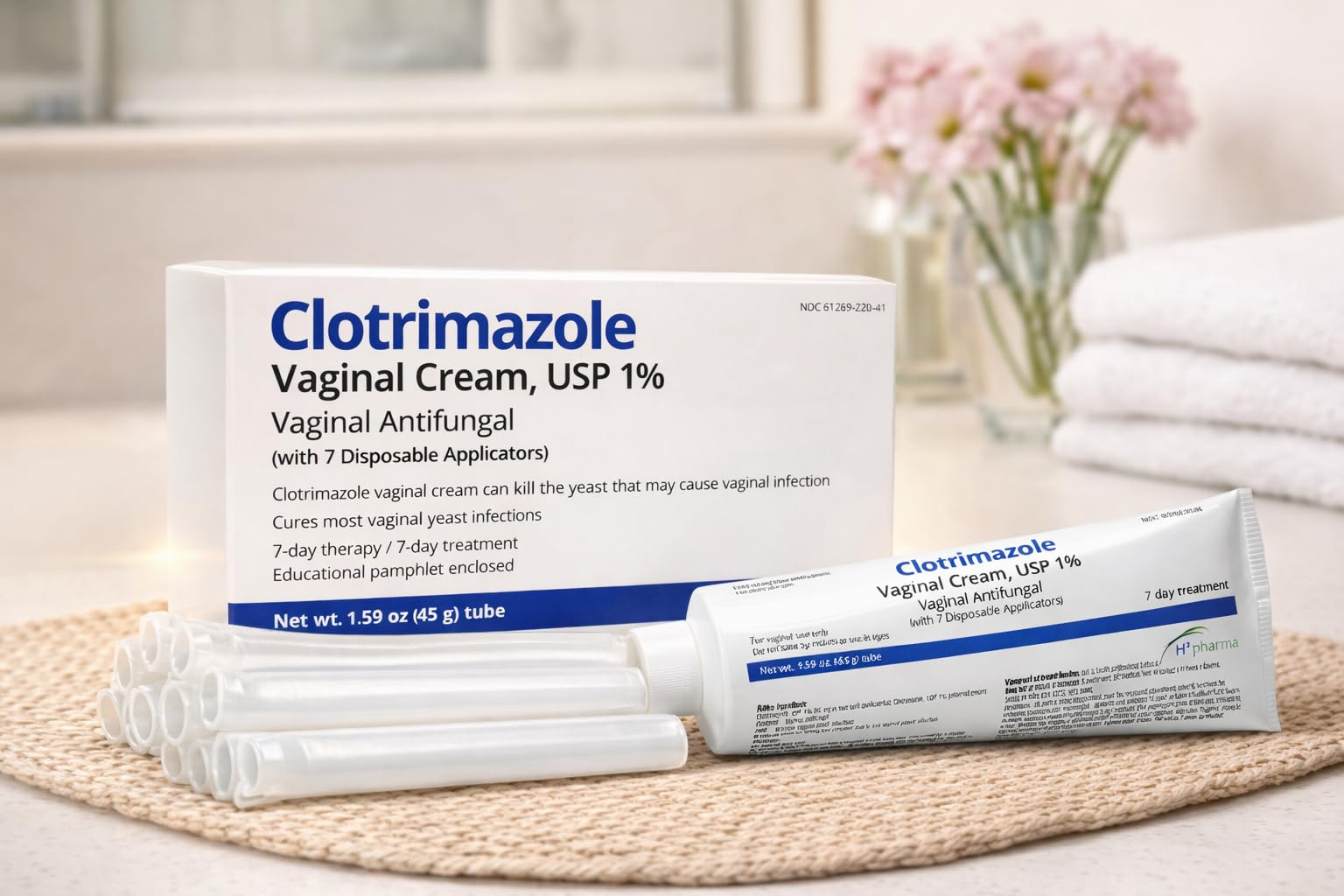 Application externe de la crème vaginale Clotrimazole sur la zone sensible.