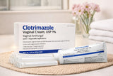 Application externe de la crème vaginale Clotrimazole sur la zone sensible.