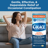 Colace mains tenant la bouteille pour une utilisation pratique à domicile.