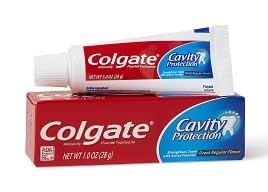 Utilisation quotidienne du dentifrice Colgate pour une routine bucco-dentaire simple.