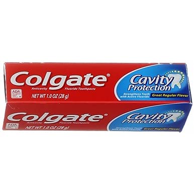 Colgate dentifrice prêt à l'emploi pour les voyages.