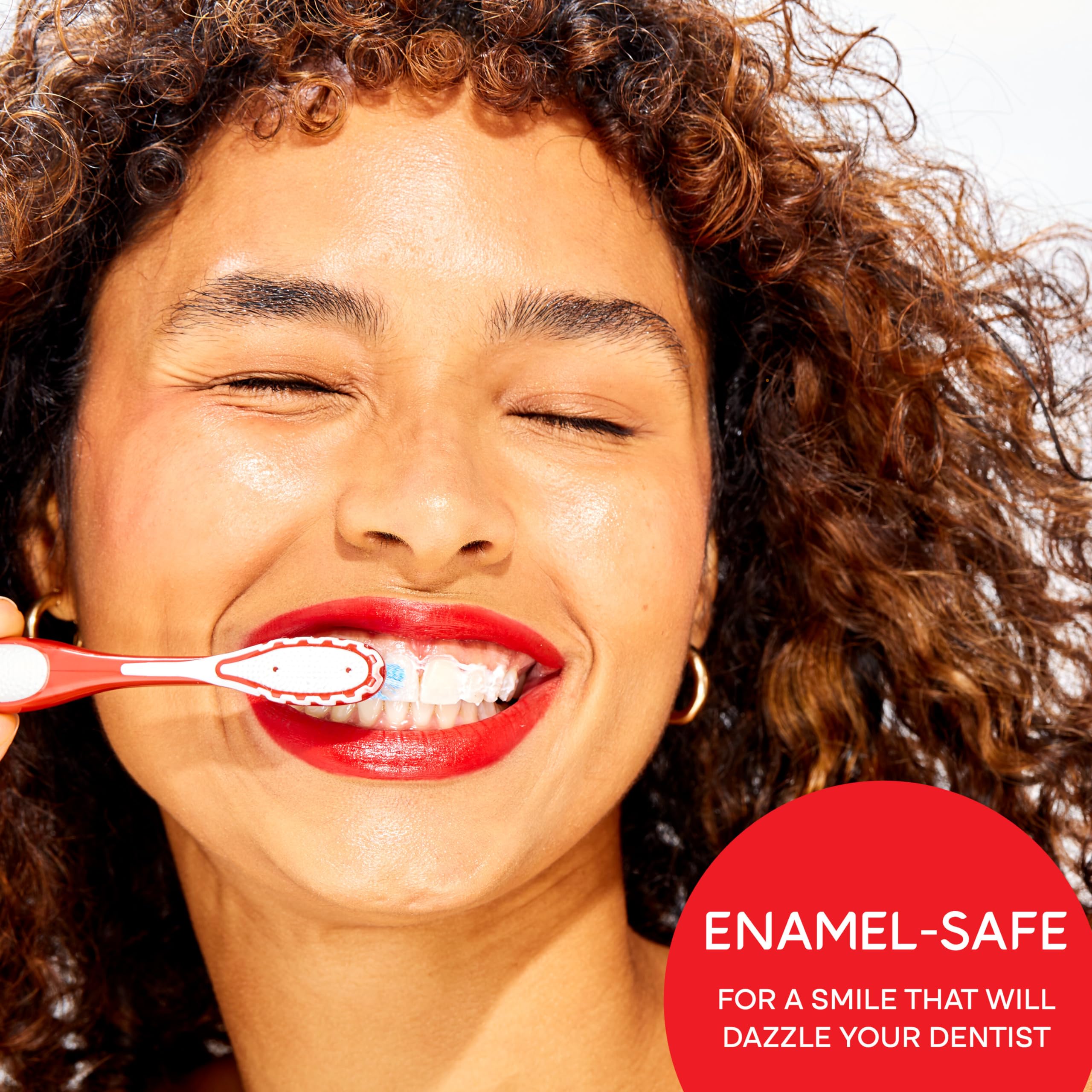 Action micro-polissage Colgate Optic White Charbon sur les taches