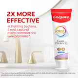 Colgate Total Gum Protect lors du brossage quotidien, hygiène bucco-dentaire renforcée.