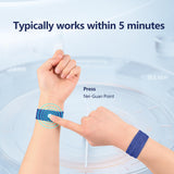Bracelet COMFYTHERA bleu foncé porté au poignet pendant le voyage.