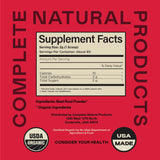 Doseur ou cuillère avec poudre de betterave bio prête à être ajoutée dans des smoothies.