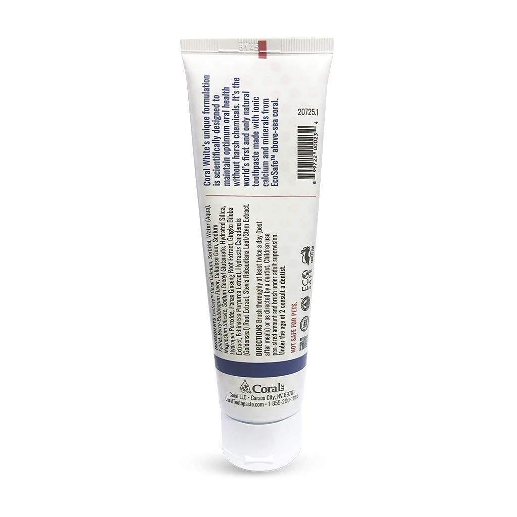 Enfant se brossant les dents avec le dentifrice Bubble Berry Coral White