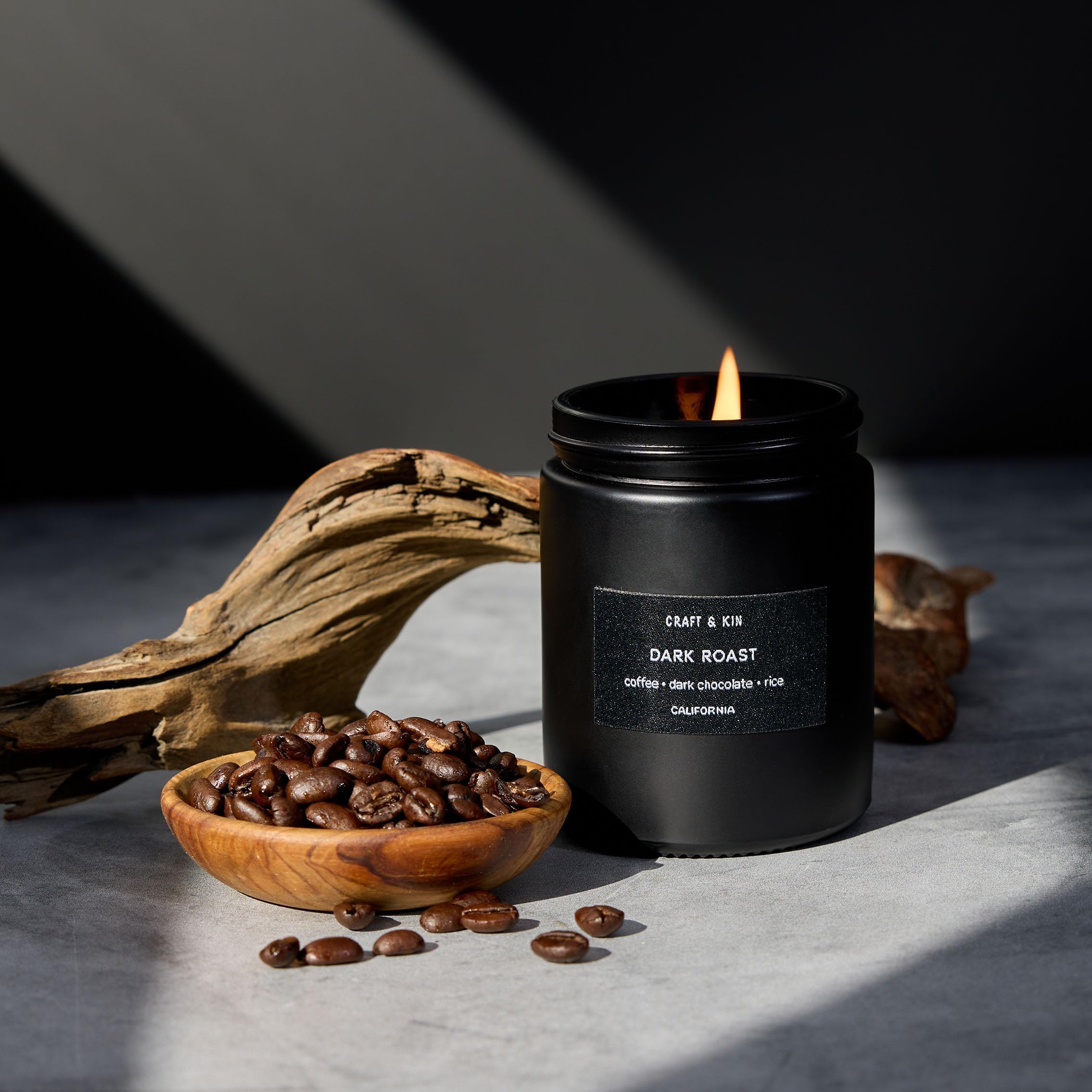 Bougie Craft & Kin Café Dark Roast allumée pour une atmosphère réconfortante.