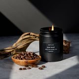 Bougie Craft & Kin Café Dark Roast allumée pour une atmosphère réconfortante.