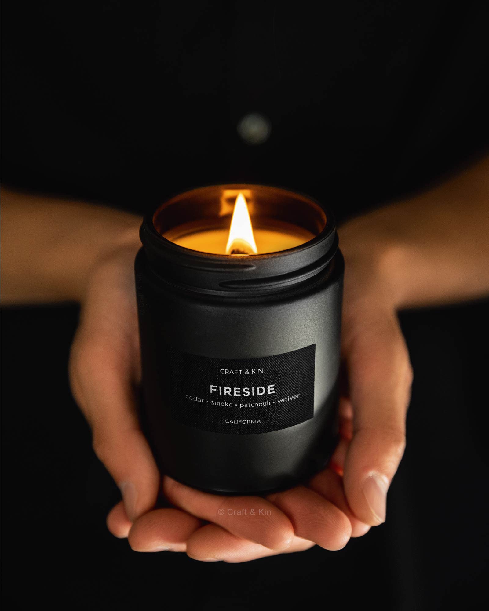 Design noir élégant de Craft & Kin Smoky Fireside pour ambiance masculine.