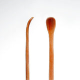 Pince-oreilles Craftsmanship Premium en bois fumé, utilisation précise et hygiène personnelle.