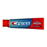 Crest Complete Cinnamon Rush : brosse à dents en action pendant le brossage.