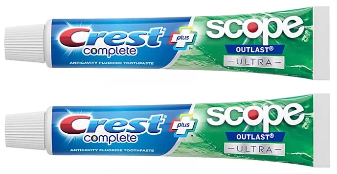 Texture fluide du dentifrice Crest Complete Whitening Plus Scope Outlast Ultra prête pour un brossage efficace.