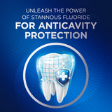 Geste de brossage avec Crest Densify Pro-Health lors d’un voyage.