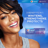 Texture crémeuse du dentifrice Crest 3D White Radiant Mint en gros plan.