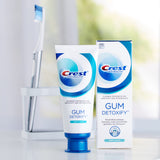 Crest Detoxify procure une sensation de propreté autour des gencives.