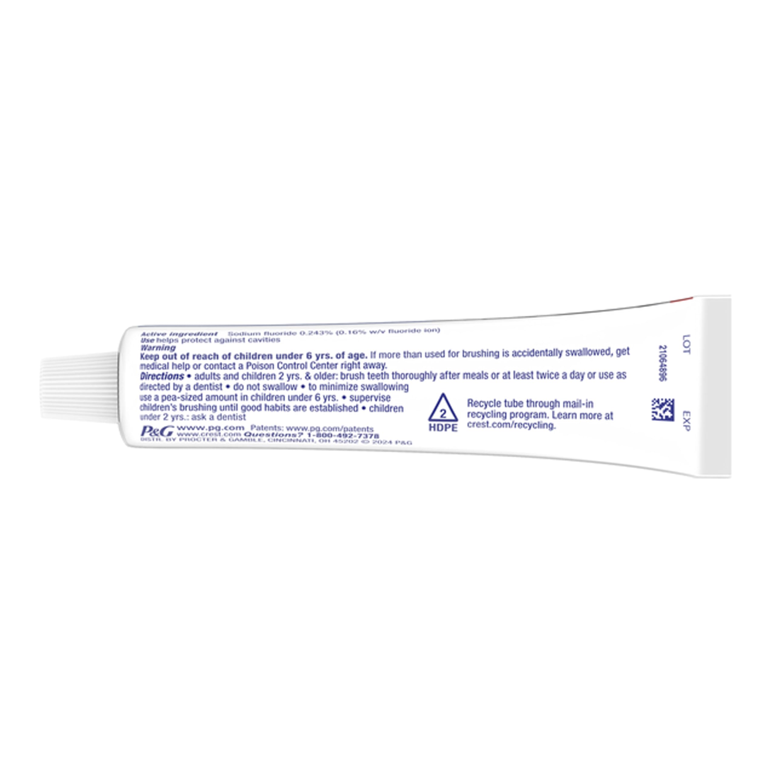 Crest dentifrice sur brosse a dents lors de l usage quotidien, haleine fraîche.