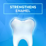 Crest dentifrice thérapie au charbon, rayures charbon visibles, nettoyage en profondeur des surfaces dentaires.