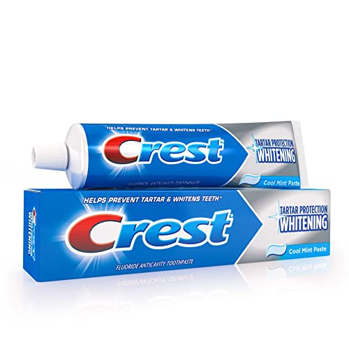 Utilisation quotidienne du dentifrice Crest montrée près d’une brosse