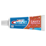 Dentifrice Crest Kids avec des bulles brillantes visibles pendant le brossage