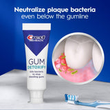 Dentifrice Crest Pro-Health Detoxify près d'une salle de bains.