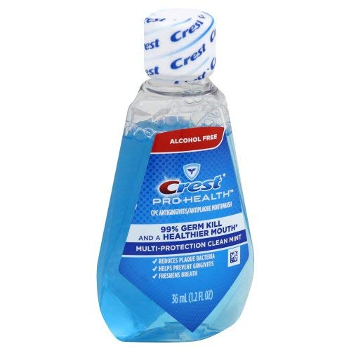 Utilisateur utilisant Crest Pro-Health rince-bouche pour routine quotidienne