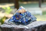 Crocon pyramide orgone chakra lapis-lazuli, focalisee sur troisieme oeil.