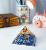 Crocon pyramide orgone en lapis-lazuli, vue detaillee pour decoration bien-etre.