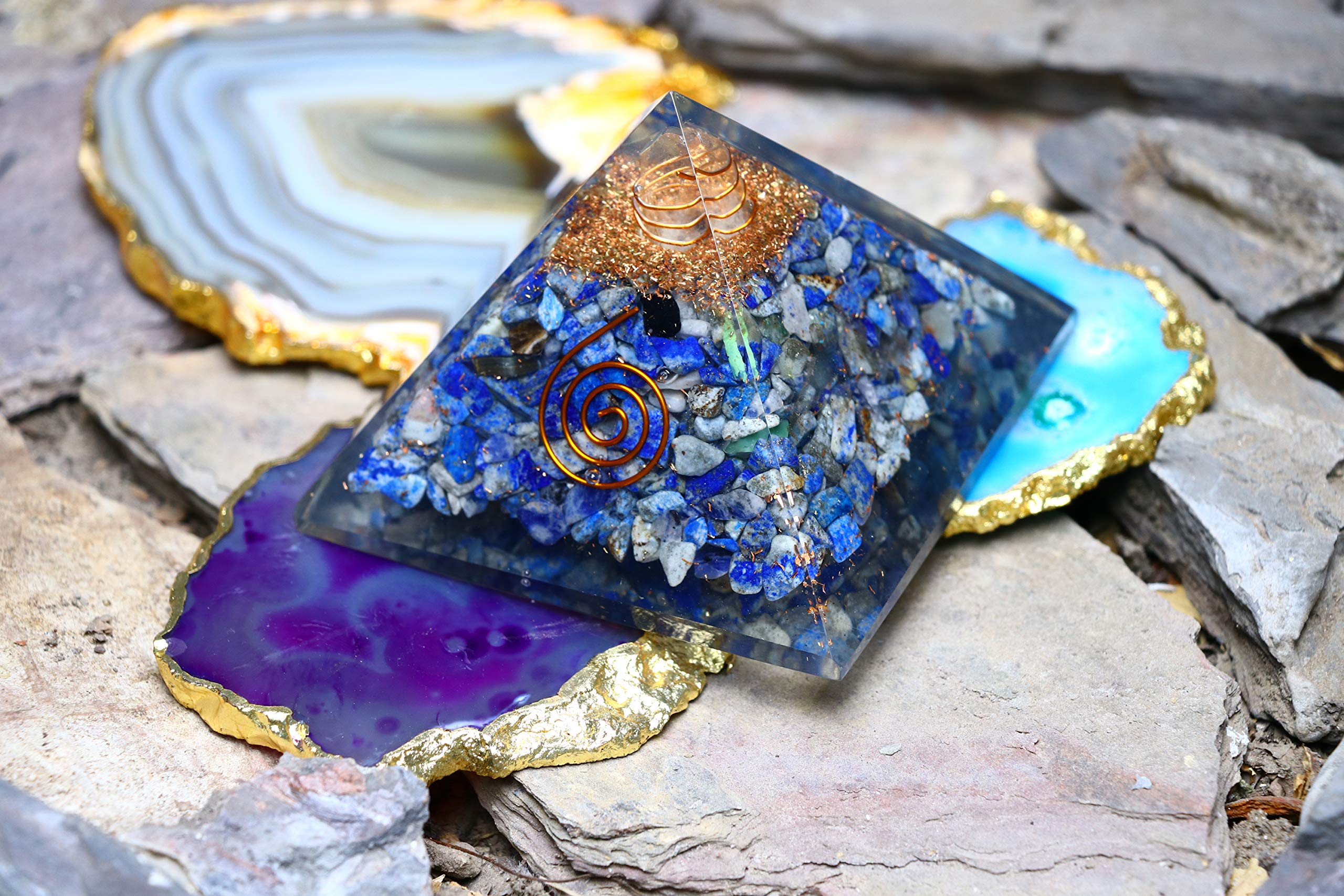 Crocon pyramide orgone meditation lapis-lazuli, ambiance propice a la meditation.